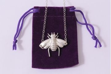 ヴィンテージアクセサリー　シルバー　蜂モチーフのネックレス(ハチ、ペンダント、ビンテージ)(R-044704)