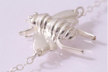 ヴィンテージアクセサリー　シルバー　蜂モチーフのネックレス(ハチ、ペンダント、ビンテージ)(R-044704)