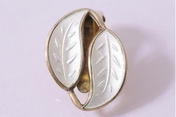 ヴィンテージアクセサリー　ノルウェー　シルバー　DAVID ANDERNSEN(デヴィッド・アンデルセン)　リーフモチーフのビンテージイヤリング　ホワイト(R-044705)