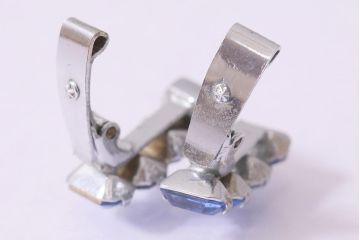 ヴィンテージアクセサリー　イギリス　ブルーサファイア風のビンテージイヤリング(R-044711)
