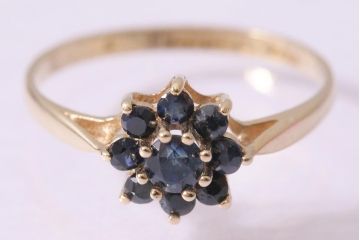 ヴィンテージアクセサリー　イギリス　ゴールド9K　濃青サファイア　フラワーモチーフのリング(指輪、ビンテージ)(R-044712)