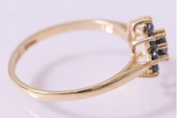 ヴィンテージアクセサリー　イギリス　ゴールド9K　濃青サファイア　フラワーモチーフのリング(指輪、ビンテージ)(R-044712)