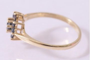 ヴィンテージアクセサリー　イギリス　ゴールド9K　濃青サファイア　フラワーモチーフのリング(指輪、ビンテージ)(R-044712)