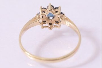 ヴィンテージアクセサリー　イギリス　ゴールド9K　濃青サファイア　フラワーモチーフのリング(指輪、ビンテージ)(R-044712)