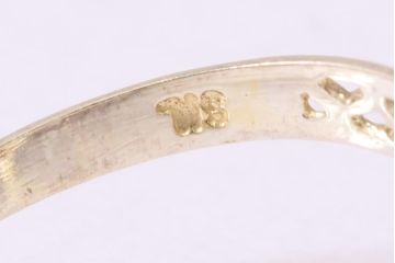 ヴィンテージアクセサリー　イギリス　シルバー　V字モチーフ　透かしデザインのリング(指輪、ビンテージ)(R-044713)