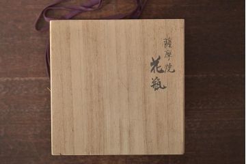 薩摩焼　色絵金襴手耳付花瓶(三つ葉葵紋壺、花器)(R-044717)