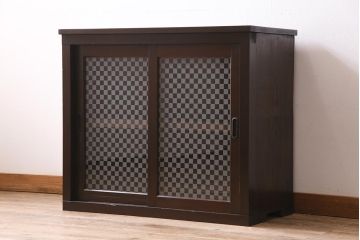 アンティーク家具　昭和初期　リメイク　当店オリジナルガラス　市松模様のガラスがアクセントの戸棚(収納棚、キャビネット)(R-044720)