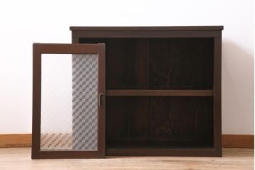アンティーク家具　昭和初期　リメイク　当店オリジナルガラス　市松模様のガラスがアクセントの戸棚(収納棚、キャビネット)(R-044720)
