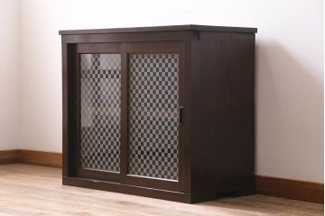 アンティーク家具　昭和初期　リメイク　当店オリジナルガラス　市松模様のガラスがアクセントの戸棚(収納棚、キャビネット)(R-044720)