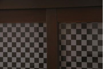 アンティーク家具　昭和初期　リメイク　当店オリジナルガラス　市松模様のガラスがアクセントの戸棚(収納棚、キャビネット)(R-044720)