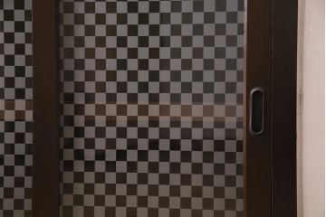 アンティーク家具　昭和初期　リメイク　当店オリジナルガラス　市松模様のガラスがアクセントの戸棚(収納棚、キャビネット)(R-044720)