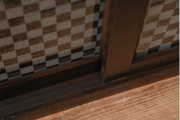 アンティーク家具　昭和初期　リメイク　当店オリジナルガラス　市松模様のガラスがアクセントの戸棚(収納棚、キャビネット)(R-044720)