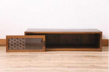 アンティーク家具　昭和初期　当店オリジナルの組子入り　麻の葉文様の組子がおしゃれなローボード(ガラス戸棚、収納棚)(R-044722)