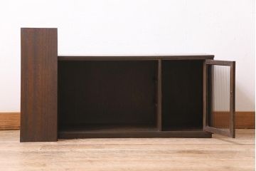アンティーク家具　昭和中期　タモ材　モールガラス入り　レトロな雰囲気たっぷりのガラス戸棚(収納棚、テレビ台、テレビボード)(R-044723)