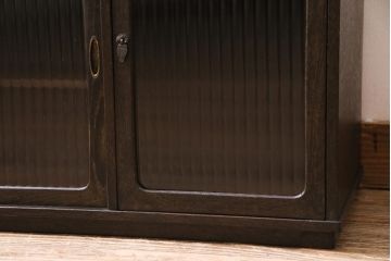 アンティーク家具　昭和中期　タモ材　モールガラス入り　レトロな雰囲気たっぷりのガラス戸棚(収納棚、テレビ台、テレビボード)(R-044723)