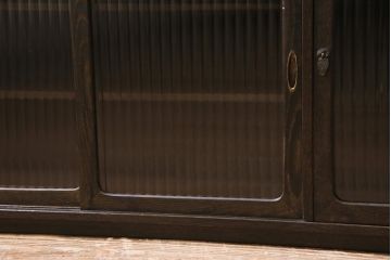 アンティーク家具　昭和中期　タモ材　モールガラス入り　レトロな雰囲気たっぷりのガラス戸棚(収納棚、テレビ台、テレビボード)(R-044723)