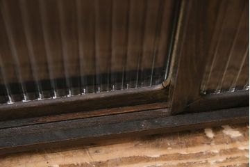 アンティーク家具　昭和中期　タモ材　モールガラス入り　レトロな雰囲気たっぷりのガラス戸棚(収納棚、テレビ台、テレビボード)(R-044723)