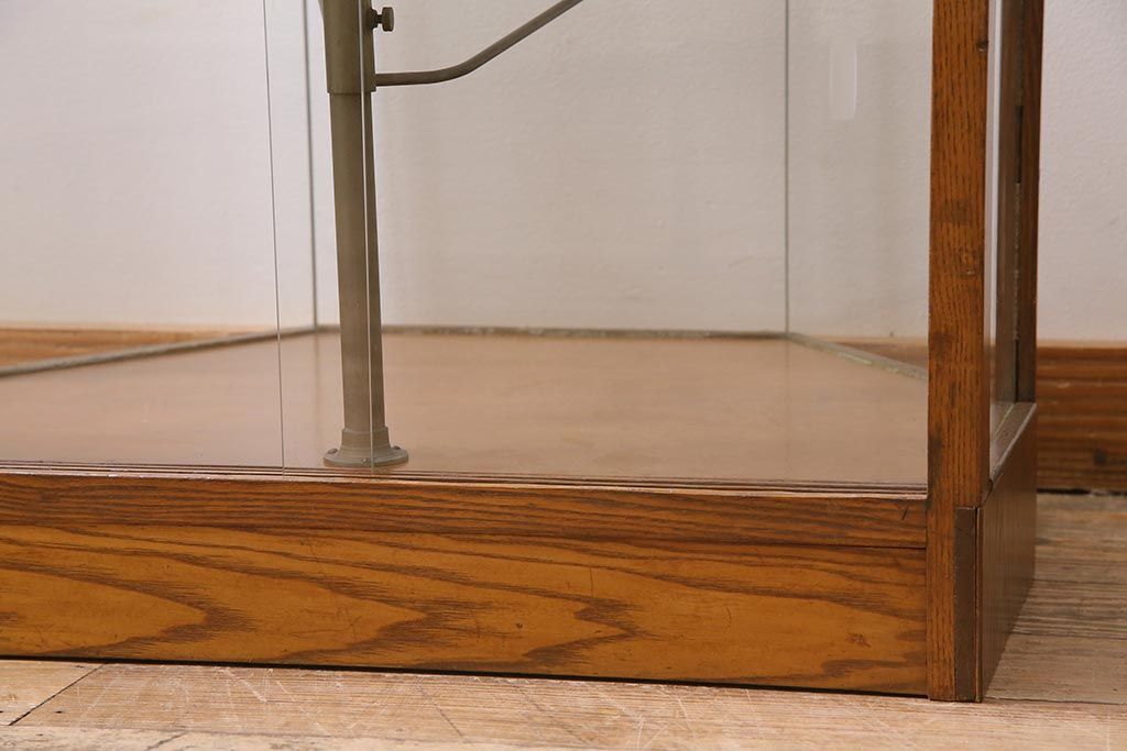 レトロ家具　ナラ材　ナチュラルスタイルのお部屋にも合うガラスケース(陳列棚、ショーケース)(R-044724)
