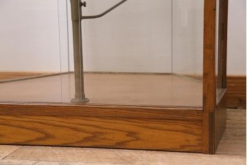 レトロ家具　ナラ材　ナチュラルスタイルのお部屋にも合うガラスケース(陳列棚、ショーケース)(R-044724)