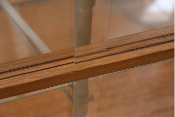 レトロ家具　ナラ材　ナチュラルスタイルのお部屋にも合うガラスケース(陳列棚、ショーケース)(R-044724)