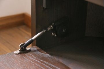 ラフジュ工房オリジナル　古金具リメイク　前板栗材　ヒノキ材　フラップダウン扉が使いやすい和モダンなコーナーテレビ台(キャビネット、テレビボード、収納棚)(R-044727)