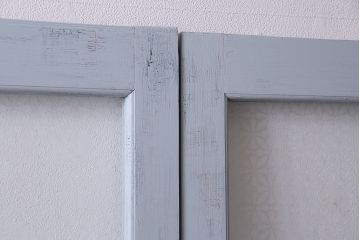 アンティーク建具　昭和中期　ペイント　当店オリジナルガラス・花菱模様　使い古し感がポイントのガラス戸2枚セット(引き戸、建具)(R-044730)