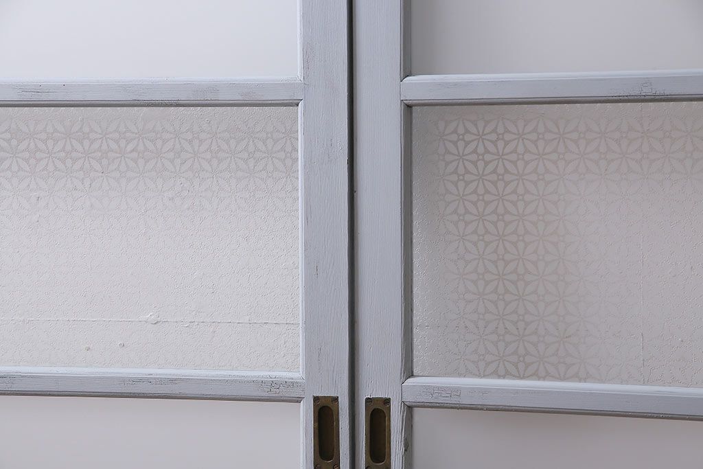 アンティーク建具　昭和中期　ペイント　当店オリジナルガラス・花菱模様　使い古し感がポイントのガラス戸2枚セット(引き戸、建具)(R-044730)