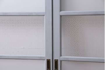 アンティーク建具　昭和中期　ペイント　当店オリジナルガラス・花菱模様　使い古し感がポイントのガラス戸2枚セット(引き戸、建具)(R-044730)