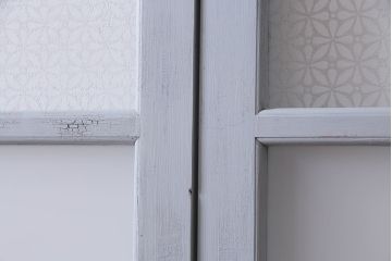 アンティーク建具　昭和中期　ペイント　当店オリジナルガラス・花菱模様　使い古し感がポイントのガラス戸2枚セット(引き戸、建具)(R-044730)