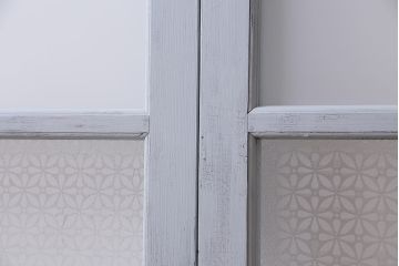 アンティーク建具　昭和中期　ペイント　当店オリジナルガラス・花菱模様　使い古し感がポイントのガラス戸2枚セット(引き戸、建具)(R-044730)