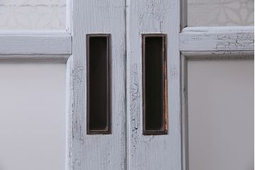 アンティーク建具　昭和中期　ペイント　当店オリジナルガラス・花菱模様　使い古し感がポイントのガラス戸2枚セット(引き戸、建具)(R-044730)