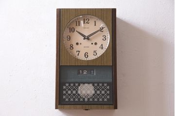 レトロ雑貨　SEIKO(セイコー)　ゼンマイ式　カレンダー付き　渋い色合いがレトロな掛け時計(柱時計、振り子時計)(R-044746)