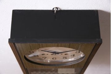 レトロ雑貨　SEIKO(セイコー)　ゼンマイ式　カレンダー付き　渋い色合いがレトロな掛け時計(柱時計、振り子時計)(R-044746)