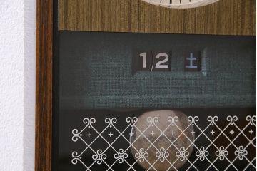 レトロ雑貨　SEIKO(セイコー)　ゼンマイ式　カレンダー付き　渋い色合いがレトロな掛け時計(柱時計、振り子時計)(R-044746)