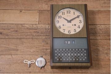 レトロ雑貨　SEIKO(セイコー)　ゼンマイ式　カレンダー付き　渋い色合いがレトロな掛け時計(柱時計、振り子時計)(R-044746)