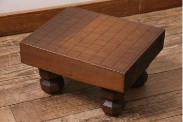 アンティーク雑貨　カツラ材　使い込まれた木の味わいを感じる将棋盤(花台、飾り台)(R-044756)