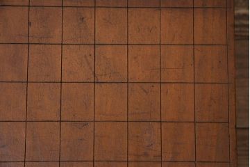アンティーク雑貨　カツラ材　使い込まれた木の味わいを感じる将棋盤(花台、飾り台)(R-044756)