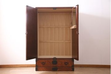 中古　伝統民芸家具　岩谷堂箪笥　当店リメイク　漆塗り　みちのく8号　荘厳な佇まいが魅力的な収納棚(キャビネット)(R-044762)