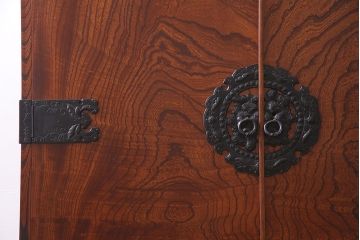 中古　伝統民芸家具　岩谷堂箪笥　当店リメイク　漆塗り　みちのく8号　荘厳な佇まいが魅力的な収納棚(キャビネット)(R-044762)