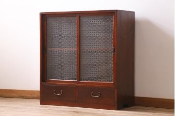 アンティーク家具　昭和初期　当店オリジナルガラス　花菱模様のガラスがおしゃれな引き出し付きの戸棚(収納棚、キャビネット)(R-044763)