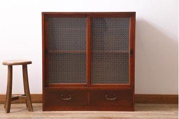 アンティーク家具　昭和初期　当店オリジナルガラス　花菱模様のガラスがおしゃれな引き出し付きの戸棚(収納棚、キャビネット)(R-044763)