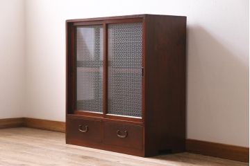 アンティーク家具　昭和初期　当店オリジナルガラス　花菱模様のガラスがおしゃれな引き出し付きの戸棚(収納棚、キャビネット)(R-044763)