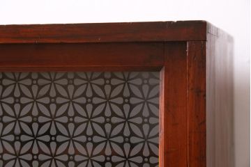 アンティーク家具　昭和初期　当店オリジナルガラス　花菱模様のガラスがおしゃれな引き出し付きの戸棚(収納棚、キャビネット)(R-044763)