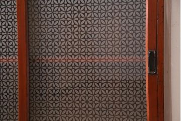 アンティーク家具　昭和初期　当店オリジナルガラス　花菱模様のガラスがおしゃれな引き出し付きの戸棚(収納棚、キャビネット)(R-044763)