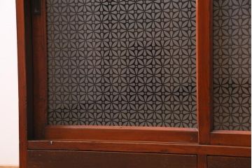 アンティーク家具　昭和初期　当店オリジナルガラス　花菱模様のガラスがおしゃれな引き出し付きの戸棚(収納棚、キャビネット)(R-044763)