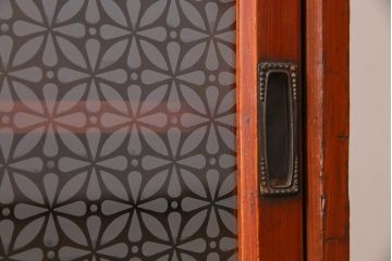 アンティーク家具　昭和初期　当店オリジナルガラス　花菱模様のガラスがおしゃれな引き出し付きの戸棚(収納棚、キャビネット)(R-044763)