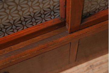 アンティーク家具　昭和初期　当店オリジナルガラス　花菱模様のガラスがおしゃれな引き出し付きの戸棚(収納棚、キャビネット)(R-044763)