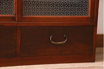 アンティーク家具　昭和初期　当店オリジナルガラス　花菱模様のガラスがおしゃれな引き出し付きの戸棚(収納棚、キャビネット)(R-044763)