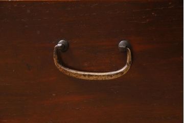 アンティーク家具　昭和初期　当店オリジナルガラス　花菱模様のガラスがおしゃれな引き出し付きの戸棚(収納棚、キャビネット)(R-044763)