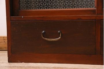 アンティーク家具　昭和初期　当店オリジナルガラス　花菱模様のガラスがおしゃれな引き出し付きの戸棚(収納棚、キャビネット)(R-044763)